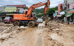 Ngổn ngang cảnh bùn non dày đặc quện nhà cửa, tài sản ở vùng lũ Nghệ An