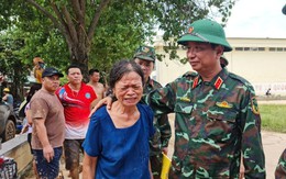 Nước lũ cô lập, người dân xúc động bật khóc khi trực thăng thả lương thực