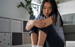Cha mẹ 'giả nghèo' dạy con tiết kiệm: 10 năm sau phải bật khóc vì hối hận