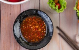 Về nhà bạn trai ra mắt, cô gái 'hết hồn' vì 6 người chung 1 bát nước chấm