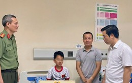 Công an Quảng Ninh nhận đỡ đầu cháu bé sống sót vụ lật tàu trên vịnh Hạ Long