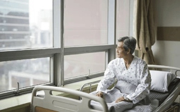 Tưởng gửi tiền là đủ hiếu thảo, đến khi nghe câu mẹ nói trong bệnh viện tôi mới tỉnh ngộ