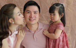 Ánh mắt 'phán xét' siêu đáng yêu của con gái Hoa hậu Đỗ Mỹ Linh dành cho bố mẹ