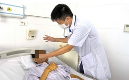Người đàn ông 54 tuổi bất ngờ nguy kịch sau khi giẫm phải hòn đá ngoài ruộng