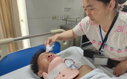 MS 1024: Xót xa cảnh người đàn ông dân tộc Mông bị chấn thương cổ nặng sau tai nạn