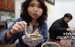Khách Trung Quốc lần đầu thử món bánh dân dã ở Hà Nội, ngỡ ngàng vì 'ngon khủng khiếp'