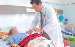 Người đàn ông bị bò húc vào bụng: 'Tưởng chỉ đau chút rồi hết, ai ngờ suýt không còn thấy mặt con cháu nữa!'