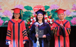 Lễ trao bằng tốt nghiệp cho khóa bác sĩ nội trú đầu tiên của Trường Đại học Y Dược