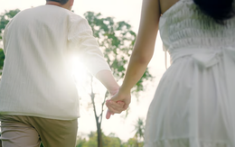 Giả vờ yêu giúp việc để chọc vợ cũ ghen