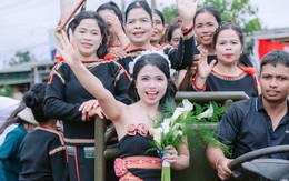 Cô dâu Ê Đê rước rể bằng công nông, rộn ràng cả buôn làng