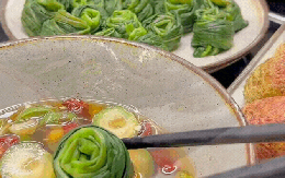 Món rau rẻ bèo mà gây nghiện cả mùa hè: Thanh mát, đẹp mắt, cả nhà ăn sạch veo!