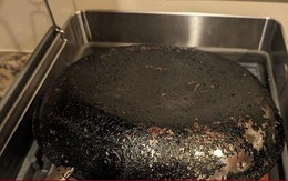Mẹo làm sạch đáy chảo đen sì một cách nhẹ nhàng