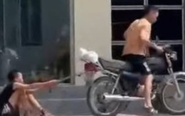 Phẫn nộ hình ảnh bé trai bị bố xích chân kéo lê trên đường phố Hải Phòng
