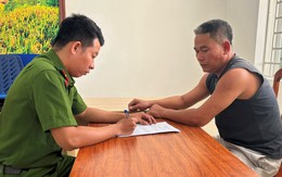 Hành động bất thường của tài xế ô tô khi gặp tổ CSGT