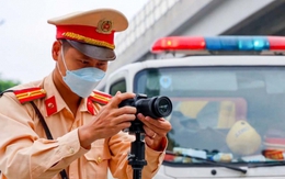 CSGT Hà Nội ghi hình xử lý người đi sai làn đường Phạm Văn Đồng