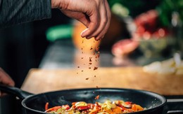 Ăn 'ít muối, ít dầu' có sai không? Sau 60 tuổi, hãy thử làm 4 điều này khi ăn!