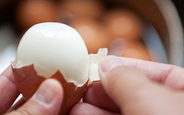 Mẹo luộc trứng để dễ bóc vỏ, lòng đỏ không bị xám