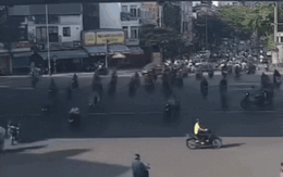 Hà Nội: Khoảnh khắc xe ô tô con mất lái, tông hàng loạt phương tiện trên phố Trần Đại Nghĩa