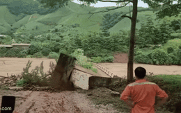 Tin sáng 2/8: Kinh hoàng khoảnh khắc cây cầu bị nước lũ cuốn trôi ở Sơn La; thót tim cảnh nam thanh niên cứu bé gái đuối nước ở hồ bơi của villa