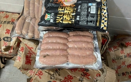 Vận chuyển hơn 300kg xúc xích lậu qua biên giới để nhận 1 triệu tiền công