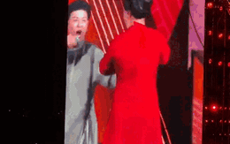 Khoảnh khắc NSND Thu Huyền nắm tay Thanh Duy nhảy trên sân khấu Concert quốc gia