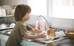 Con cái ngày càng tiến bộ nhờ 4 lần 'rút lui' này của cha mẹ 