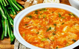 Đâu mới là cách nấu canh trứng cà chua ngon nhất?: Mách bạn mẹo giúp 'hoa' trứng đẹp, mịn và ngon