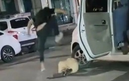 Bố đánh con gái dã man giữa phố, ép lên xe vì không chịu về nhà