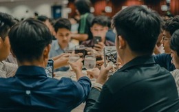 Tưởng bạn nghèo xin đồ ăn thừa ở buổi họp lớp, khi thấy chiếc xe đến đón anh ấy cả nhóm mới sững sờ