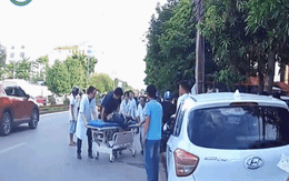 Nhân viên y tế trèo lên băng ca đang di chuyển, ép tim cứu người giữa phố