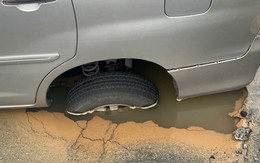 Ô tô đang lưu thông bất ngờ ‘sụt hố’ trên đường phố Hà Nội