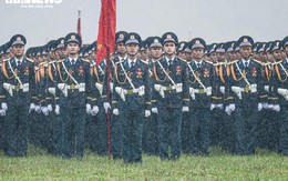 Hơn 16.300 chiến sĩ kiên cường hợp luyện diễu binh trong mưa