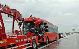 Xe khách tông container trên cao tốc, tài xế mắc kẹt
