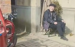 Lấy chồng xa, 2 năm mới về, con gái òa khóc nhìn cảnh bố mẹ ngồi trước hiên
