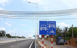 Vành đai 3 TPHCM sắp thông xe, dây điện vẫn 'mắc võng' ngang đường