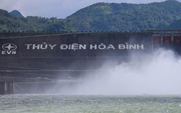 18 giờ ngày 18/8, đóng 1 cửa xả đáy hồ thủy điện Hòa Bình