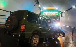 Cận cảnh xe khách giường nằm va chạm ô tô 7 chỗ trong hầm Đèo Ngang, 2 người tử vong