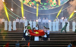 Hoà Minzy gây xúc động khi biểu diễn ca khúc của nhạc sĩ Nguyễn Văn Chung trong concert quốc gia