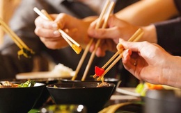 Những kiêng kỵ khi dùng đũa ăn bạn nên biết để tránh năng lượng xấu kéo tới