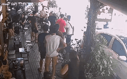 Hà Nội: Đỗ xe sang chắn trước cửa quán cà phê, tài xế lao vào nhà đánh người khi bị nhắc nhở