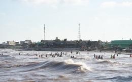 Nguy hiểm rình rập tại bãi tắm tự phát gần khu vực nhà thờ đổ ở Ninh Bình