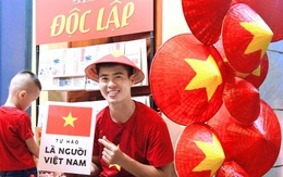 Dân tình 'tấp nập' thích thú chụp ảnh, nhận kem miễn phí trước cửa nhà cầu thủ Duy Mạnh