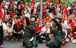 Khoảnh khắc đẹp của người lính với nhân dân trước giờ tổng hợp luyện