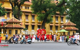 Hàng ngàn người dân xếp hàng từ sớm, lựa chỗ đẹp để xem hợp luyện diễu binh, diễu hành kỷ niệm Quốc khánh 2/9
