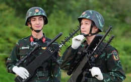 Hai mỹ nam VFC Bình An và Huỳnh Anh vinh dự được huấn luyện cùng các chiến sĩ phục vụ A80