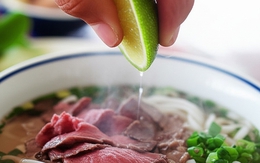 Ăn phở có nên vắt chanh? Cách ăn phở của người Hà Nội