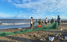 Ninh Bình: Thương tâm hai cháu nhỏ bị sóng biển cuốn ra xa dẫn đến đuối nước