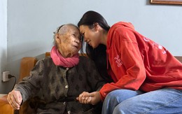 Xem phim 'Mưa đỏ', siêu mẫu Hà Anh rơi nước mắt, nhớ và thương ông bà nhiều hơn
