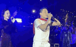 Khoảnh khắc dưới cơn mưa của Dương Hoàng Yến, Anh Tú trong concert quốc gia