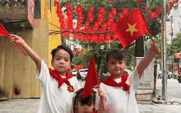 Con gái Đỗ Mỹ Linh và cặp song sinh nhà anh chồng diện áo cờ đỏ sao vàng, fan trầm trồ 'đáng yêu hết cỡ'